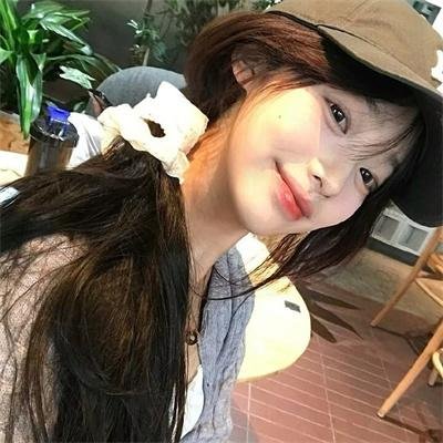 葡萄架下的女神